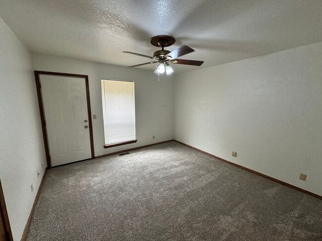 Building Photo - Beautiful 3-Bedroom Duplex in the Heart of Norman!