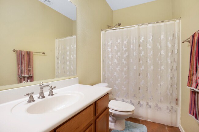 Building Photo - Charming Home with heated Pool & Spa! Amaz...