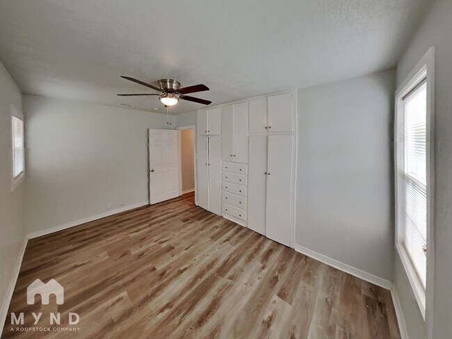 Building Photo - 4402 Mistletoe Dr