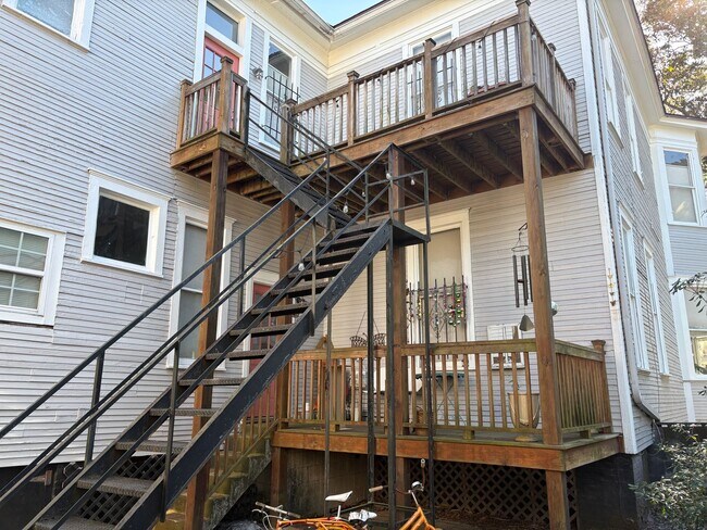 Building Photo - Beautiful Downtown Apartment
