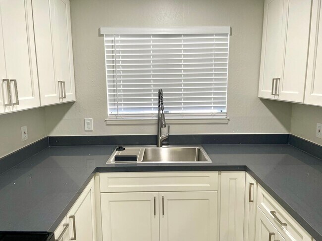 Building Photo - Fully Remodeled 2bedroom near downtown