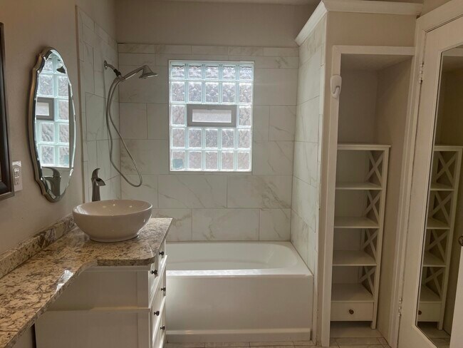 Building Photo - 2518 25th St