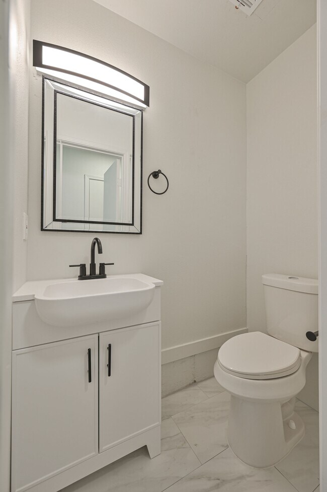 Building Photo - 6104 S Villa Ave