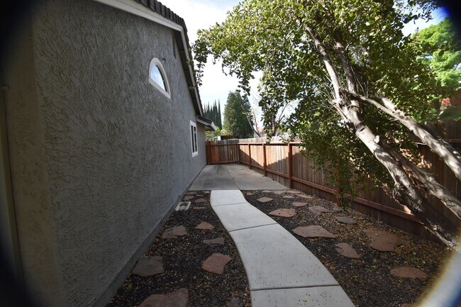 Building Photo - 301 Willowwood Ct