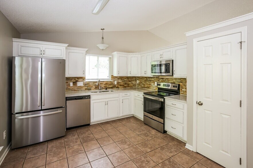 Building Photo - 137 Lantana Dr
