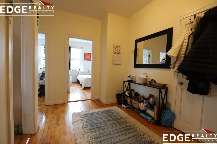 Building Photo - 164 Strathmore Rd