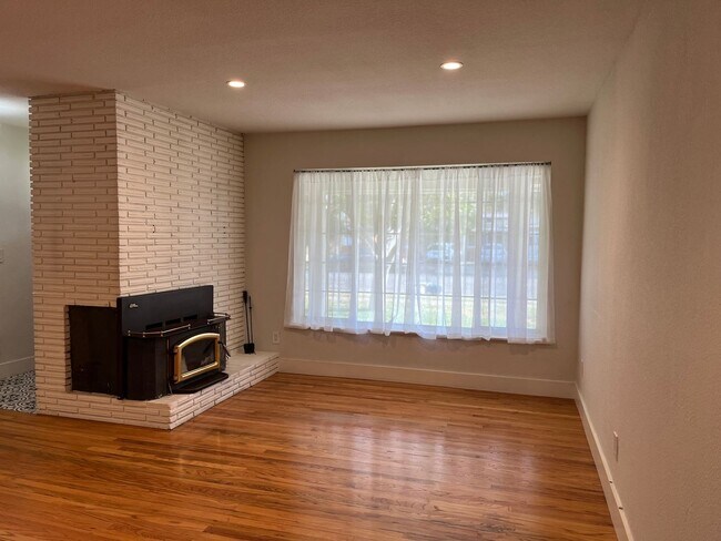 Building Photo - Charming Winters Home