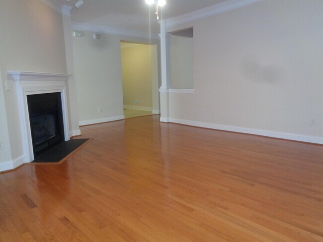 Building Photo - 914 Providence Glen Dr