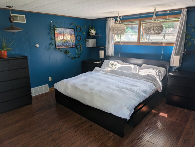 Primary bedroom - 2421 Upham St