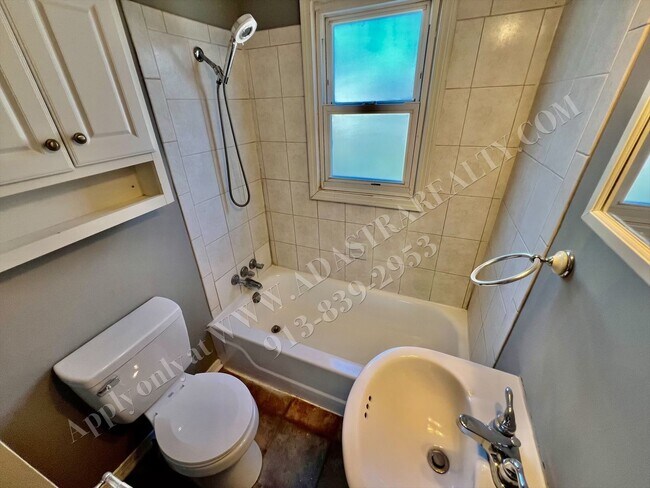 Building Photo - ADORABLE and CLEAN home in KCK-Available N...