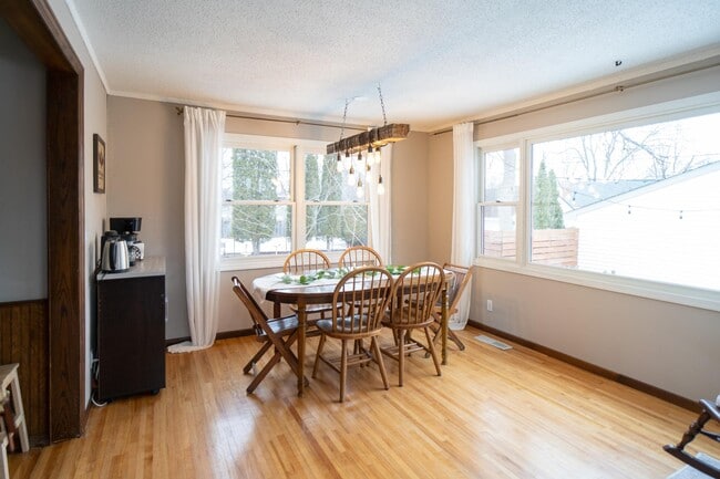 Building Photo - 2917 Hampshire Ave S