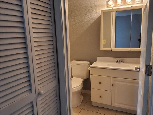 Building Photo - Cozy & Comfy 2 Bed, 1 Bath 365-12 Elmwood Dr