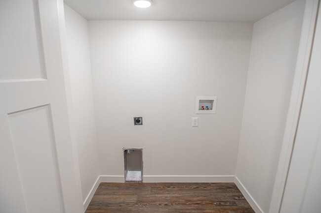 Building Photo - Spacious 2-Bed, 2-Bath ADA Apartment in Pa...