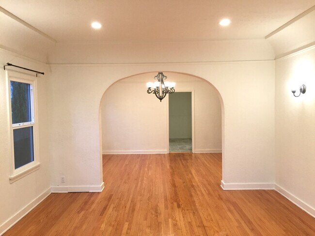 Building Photo - 1106 S Doheny Dr