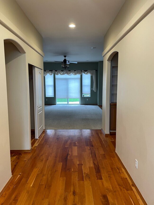 Building Photo - Well Maintained Home in Desirable Pelican Point Neighborhood!