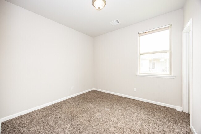 Building Photo - 13667 Willamette Wy