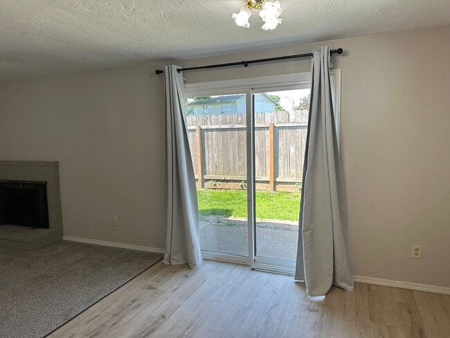 Building Photo - Updated 2 bed 1 bath dulpex in Springfield!