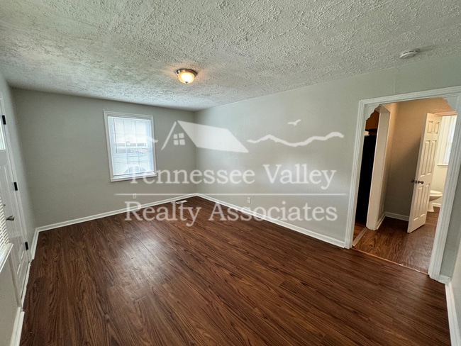 Building Photo - UPDATED 2 BED/1 BATH with carport right ne...