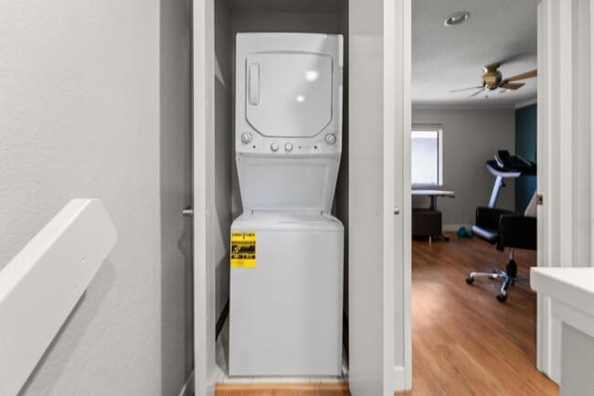 Building Photo - Desirable location! Move-In Ready!