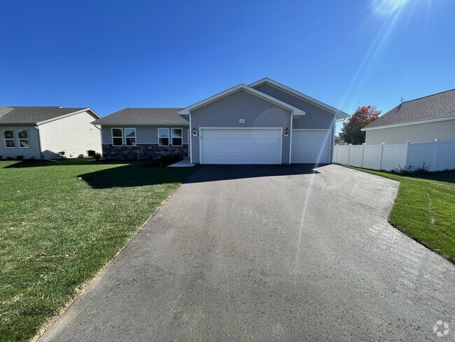 Building Photo - 2240 Northfield Ln