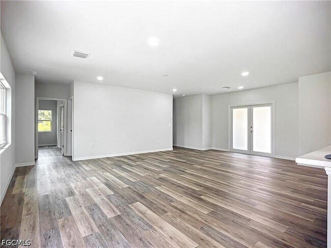 Building Photo - 912 Anthony St E