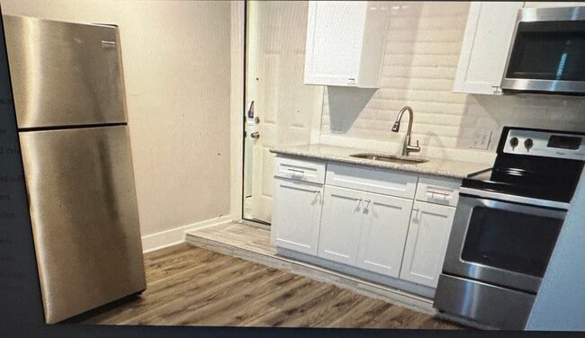 Building Photo - Updated one bedroom garage apartment