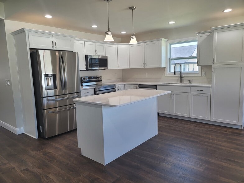 Building Photo - 3611 Sand Dr