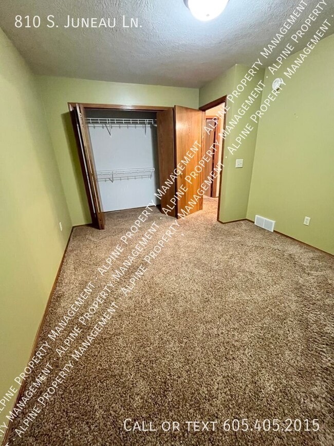 Building Photo - 810 S Juneau Ln
