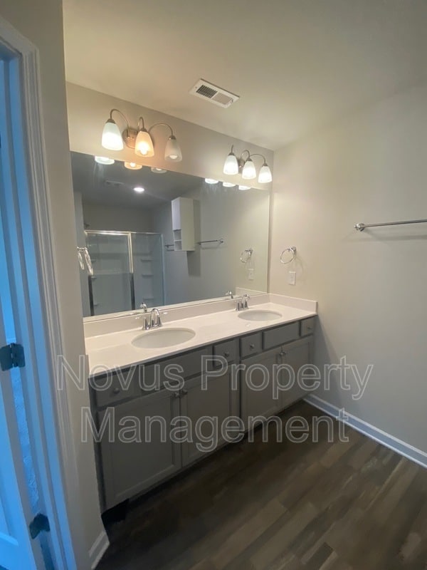 Building Photo - 1182 Westhampton Wy