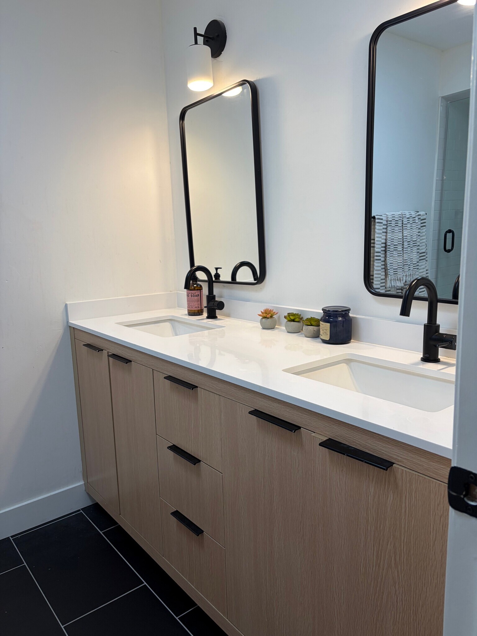 Building Photo - 132 W Alamar Ave