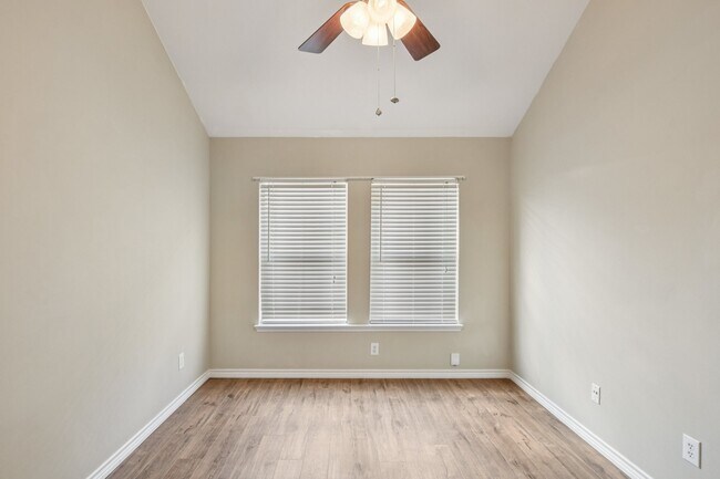 Building Photo - 3026 Sunset Park Dr