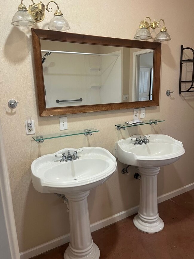 Building Photo - Beautiful Templeton Home on Large Lot