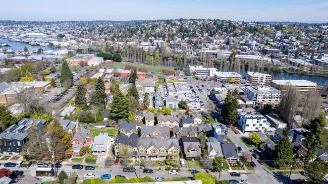 Building Photo - 3Bd/3Ba Seattle Townhouse