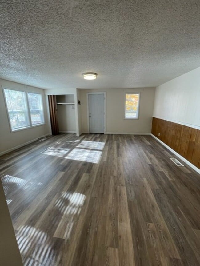 Building Photo - 3 Bedroom/ 1 Bathroom downtown home!