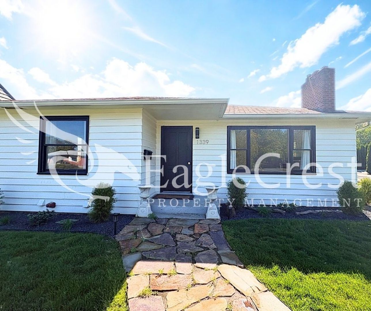 Building Photo - Charming 2 Bed, 2 Bath Home with Updated Kitchen & Outdoor Living Space