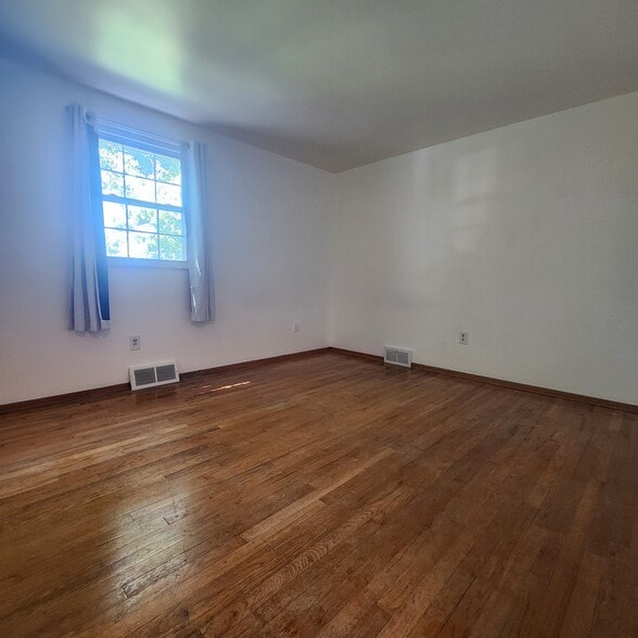 Bedroom 1 - 139 Whitestown Vlg