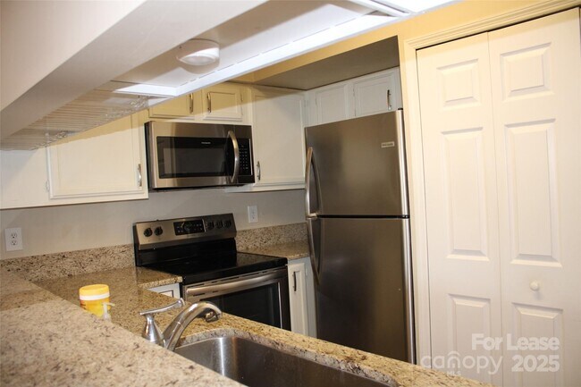 Building Photo - 19839 Henderson Rd