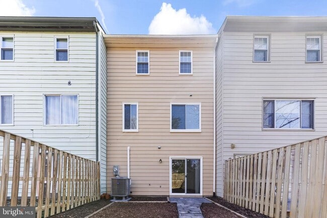 Building Photo - 8234 Stationhouse Ct