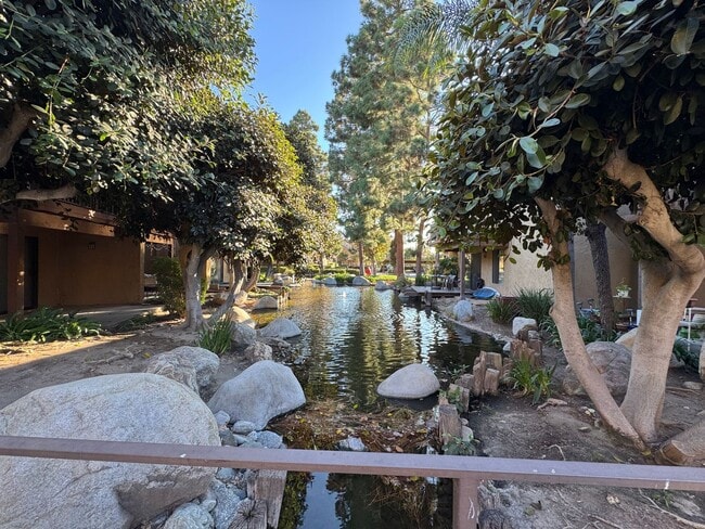 Building Photo - Beautiful 1Bd/1Ba Condo Overlooking Stream...