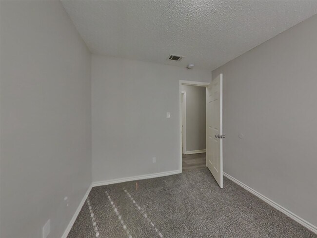 Building Photo - 2214 Townhall Ln