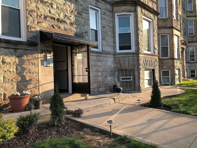 Building Photo - Charming 2-Bed Oasis on Augusta Blvd: Your Perfect Urban Retreat in Chicago!