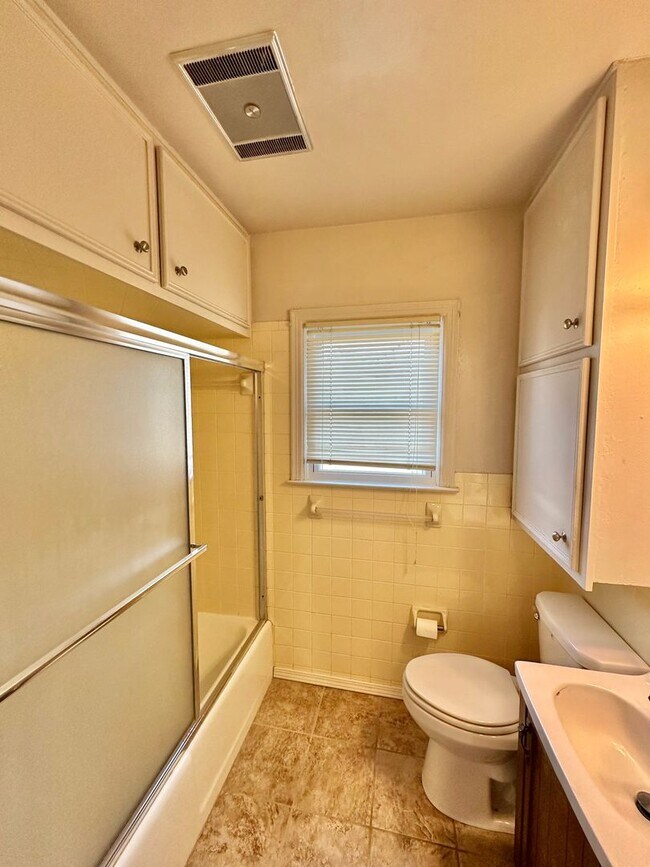 Building Photo - If You’ve Been Looking for Cozy, This Might Be It | 2/1 Pre-Leasing For 8/1