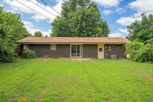 Building Photo - 1021 W Woodcrest Dr