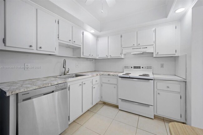 Building Photo - 1300 NE Miami Gardens Dr