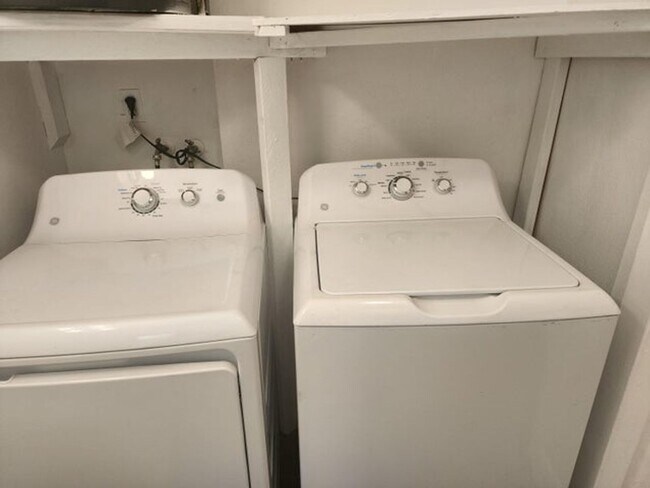 Building Photo - 117 SW 7th Ave