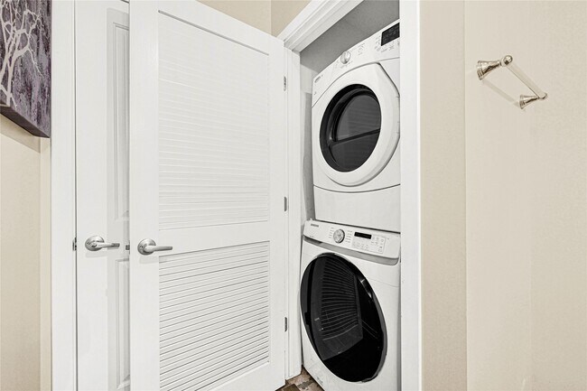 Building Photo - 5925 Almeda Rd