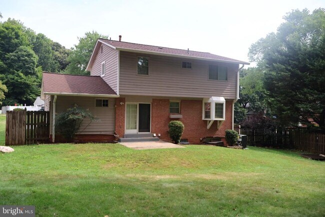 Building Photo - 5012 Gainsborough Dr