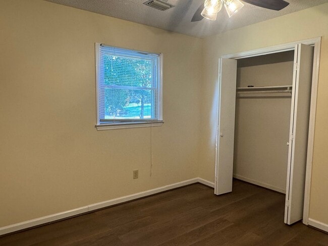 Building Photo - 5672 Claridge Dr