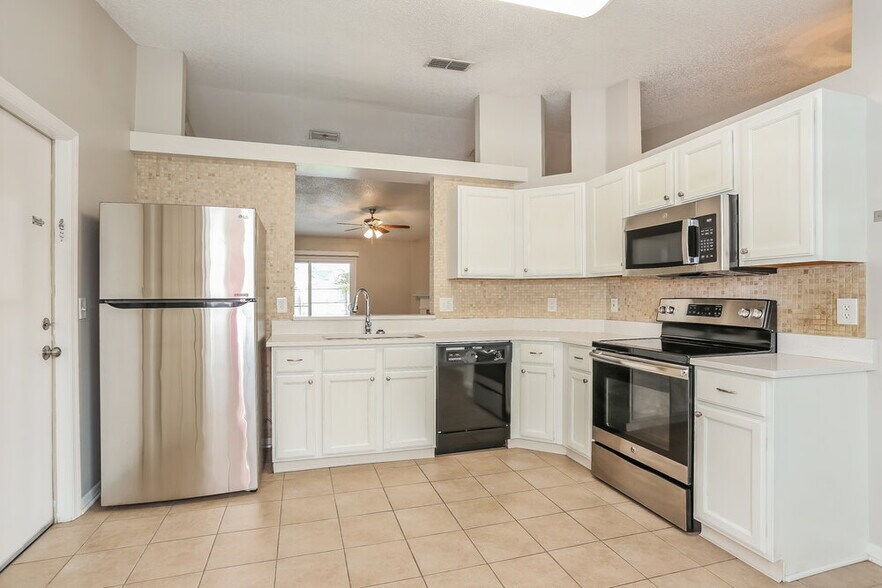 Building Photo - 8256 Teaticket Dr