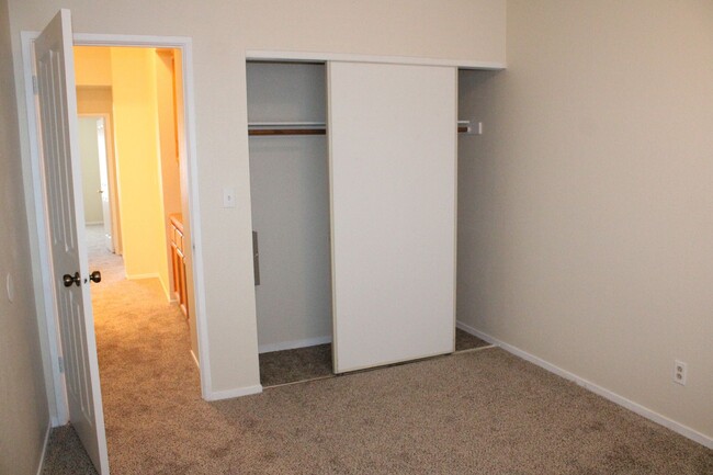 Building Photo - Updated 4 Bedroom, 2 1/2 Bathroom Townhome...